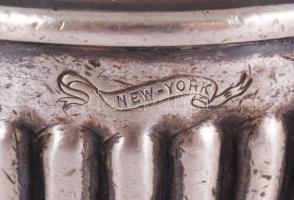 cca 1900 New York kávéház tejkiöntő, jelzett, kopással, m: 6,5 cm