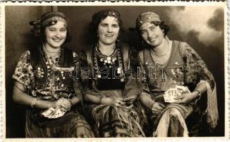 Budapest XXIII. Soroksár, kártyavető cigánylányok. Modern fotóműterem photo