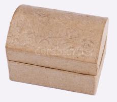 Kis doboznyi bizsu, közte ezüst (Ag) fülbevaló pár