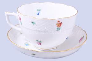 Herendi apróvirág mintás csésze alátéttel, jelzett, kis kopással, d: 13,5 cm