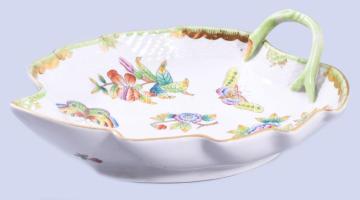 Herendi Viktória mintás levél alakú kínáló, jelzett, aranyozáson kopással, 20x17 cm