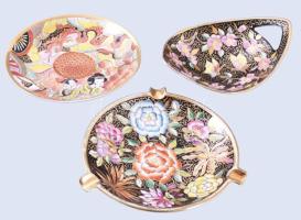 3 darab porcelánfestői jelzéssel ellátott tárgy, közte Hollóházi, kopással.