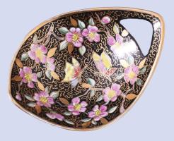 3 darab porcelánfestői jelzéssel ellátott tárgy, közte Hollóházi, kopással