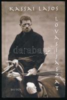 Kassai Lajos: Lovasíjászat. A szerző, Kassai Lajos (1960- ) íjkészítő, lovasíjász által dedikált példány. Bp., 2001, Dee-Sign Kiadó. Kiadói kartonált papírkötés.