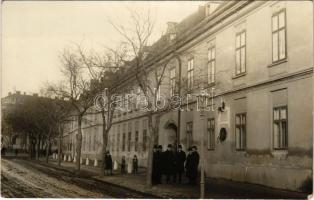 Győr, Győry Vilmos (1838-1885) magyar evangélikus lelkész, teológus, író, műfordító, a Magyar Tudományos Akadémia levelező, a Kisfaludy Társaság és Petőfi Társaság rendes tagja szülőháza és emléktáblája, hátoldalon unokája, Győry Sarolta 1969-es feljegyzésével. photo (EK)