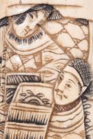 Régi japán faragott csont tőr markolat, figurális jelenettel díszítve, h: 11,5 cm