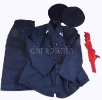 cca 1959 Fővárosi Autóbuszüzem autóbuszon szolgáló ülő kalauz egyenruha. Kabát, szoknya, 2 darab sapka, hozzá egy sérült kalauz zászló. Jó állapotban. Ritka!