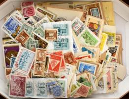 Áztatott és áztatnivaló bélyegek, magyarok és külföldiek külön-külön, dobozban