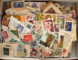 Áztatott és áztatnivaló bélyegek, magyarok és külföldiek külön-külön, dobozban