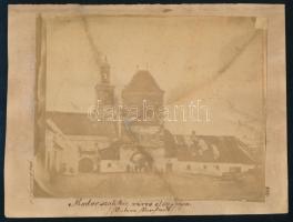 1868 Modor szab. kir. város elővárosa (a kapu a főutcából nézve), fotó kartonon, Dubovszky Endre felvétele, feliratozva, kissé viseltes állapotban, 16,5x22 cm