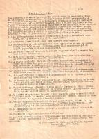 [Dokumentum, 1956.] A Műszaki Egyetem MEFESZ-szervezetének 14 pontja. Az 1956-os forradalom egyik alapító dokumentumának korabeli gépelt, sokszorosított példánya. Kelt: Budapest, 1956. október 22. Egyetlen lap, mérete: 293x210 mm. 50 gépelt sor. Az 1945-ben alakult diák érdekvédelmi szervezetet, a Magyar Egyetemi és Főiskolai Egyesületek Szövetségét a koalíciós idők végén ellehetetlenítették, működését kommunista felügyelet alá rendelték. A Rákosi-diktatúrában érdemi diák önkormányzatiság és érdekképviselet nem létezett, a diákságot a Dolgozó Ifjúság Szövetsége (DISZ) nevű szervezetbe tömörítették, melynek tevékenysége az állampárt hivatalos kommünikéinek ismertetésére korlátozódott. 1956 kora őszén, szeptember 16-án a Szegedi Egyetemen újjáalakult a MEFESZ, és négy nappal később elfogadta az egyetemi hallgatók programpontjait. A szegedi pontok Rákosiék felelősségre vonását, Nagy Imre kormányzati szerepét követelték; sajtószabadságot és szabad választásokat sürgettek. A szegedi kezdeményezés nyomán a következő napokban a budapesti, pécsi és debreceni egyetemek is megalakították MEFESZ-szervezeteiket. Dokumentumunk az 1956. október 22-én alakult műegyetemi MEFESZ követeléseit teszi közzé. A Műszaki Egyetem 14 pontja még radikálisabb követeléseket fogalmaz meg: a szovjet csapatok teljes kivonását, Nagy Imre kormányfővé emelését, a koncepciós perek áldozatainak felmentését, a tervgazdálkodás rendszerének megszüntetését, a Sztálin-szobor eltávolítását, a nemzeti ünnepek helyreállítását, a Kossuth-címer bevezetését kívánják és szabad választásokat követelnek. A Műszaki Egyetem 14 pontos követeléslistájáról még aznap számos gépelt másolat készült (példányunk ezek egyike). E 14 pontos követelés támogatására másnap tüntetés indult, mely az 1956-os forradalom és szabadságharc kezdetét is jelentette. Jó állapotú lap, halvány hajtásnyomokkal.