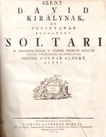 Szent Biblia, az-az: Istennek Ó és Új Testamentomában foglaltatott egész Szent Írás. Magyar nyelvre fordíttatott Károli Gáspár által. És mostan nyoltzadszor e' nagyobb formában vitettetvén a' Frantziai nótákra rendelt 'Soltár-Könyvvel egygyütt ki-botsáttatott a' Kasseli 1704-dik esztendőben nyomtattatott példa szerént. (1804). Po'sonyban és Pesten, 1804. Füskúti Landerer Mihály' betűivel, és költségével. [4] + 863 + [1] p. (Ószövetség); 221 + [3] p. (Apokrif iratok); 296 p. (Újszövetség); [4] + 106 p. (Zsoltárok). Példányunk címlapja és azt követő levele, két utolsó levele, valamint belívének további 47 levele hiányzik. Pozsony-pesti protestáns bibliakiadásunk a címlapon az 1704. évi kasseli [valójában nürnbergi] bibliakiadás újrakiadásaként határozza meg magát, mely egy kötetben tartalmazza az Ószövetséget, az Ószövetség apokrif könyveit, az Újszövetséget, valamint a francia zsoltárparafrázisok kottával ellátott fordításait, 'Szent Dávid királynak és prófétának száz-ötven 'Sóltári' címmel. Valamennyi rész új lapszámozással indul, az énekeskönyvi rész önálló címlappal szerepel. Az első előzéken családi bejegyzések. Az oldalakon foxing, egyes oldalakon apró, halvány foltosság. Négy levelén kisebb hiány, tíz levelén apró lapszéli pótlás, néhol levelén apró szúrágásnyomok. Példányunk fűzése az előzékeknél meglazult, a repülő előzékek hiányoznak. Négy bordára fűzött, sérült, hiányos gerincű, enyhén kopott korabeli bőrkötésben, kissé sérült, hiányos kötéstáblákkal, foltos lapszélekkel.