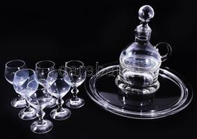 Kristály 6 személyes italos készlet, jelzés nélkül, 6 darab pohár, dugós üveg, tálca, hibátlan, d. 31 cm, m: 25 cm