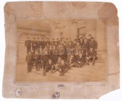 cca 1898 ,,Orosházi iparosok Thék Endrénél Budapesten", nagyméretű, kartonra kasírozott fotó Erdélyi cs. és kir. udvari fényképész budapesti műterméből, a hátoldalon feliratozva, foltos, sérült karton, 28x39 cm, teljes méret: 43x49,5 cm