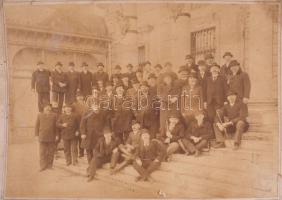 cca 1898 ,,Orosházi iparosok Thék Endrénél Budapesten", nagyméretű, kartonra kasírozott fotó Er...