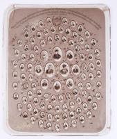 1899 Maros-Torda vármegye anyakönyvvezető és anyakönyvvezető-helyetteseinek, és házasságkötéssel megbízott polgári tisztviselőinek kérői Kathonay Domokos anyakönyvi felügyelő elnöklete alatt Marosvásárhelytt 1899 Februar 21-én tartott összejövetele emlékeül. Nagyméretű tablófotó Weinrich marosvásárhelyi műterméből, sérült, körbevágott, 49x40 cm