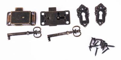 2 darab ládazár, címerrel, kulccsal, csavarokkal, újszerű, h: 5,5 cm