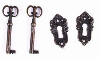 2 darab ládazár, címerrel, kulccsal, csavarokkal, újszerű, h: 5,5 cm