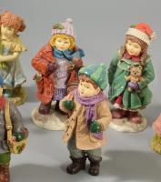 2 darab karácsonyi fiú és lány figura asztaldísz, műgyanta, hibátlan, m: 10,5 cm