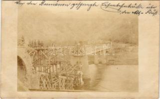 Vöröstoronyi-szoros, Roter Turmpass, Roter-Turm-Pass, Pasul Turnu Rosu; Rumänischer Teil, Brücke bei Caineni / Román oldal, lerombolt híd javítása / Romanian side, bridge reconstruction. photo