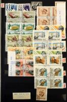 Rendezetlen magyar tétel főleg modern értékekkel, sok négyestömbbel, 10 lapos, A/4-es berakóban