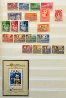 Magyar gyűjtemény a Krajcárosoktól az 1970-es évekig, benne sorok, blokkok is, 32 lapos, A/4-es bera...