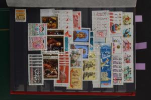 1967-2009 Magyar tétel sorokkal, néhol másodpéldányokkal is, hozzá kevés Krajcáros, Turul és egyéb kivágás, 2 db A/4-es berakóban