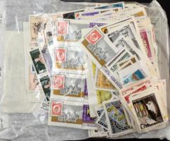 1991 előtti magyar bélyegek 2000 forint névértékben, többségben alkalmi kiadások és rövid sorok, ömlesztve zacskóban