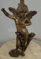 Puttó figurával díszített asztali lámpa, m: 42 cm