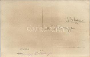 Erdélyi folklór, román népviselet / Volkstypen / Transylvanian folklore. photo