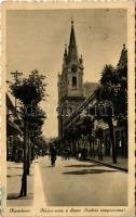 1940 Komárom, Komárno; Nádor utca, Szent András templommal, kerékpárosok / street view, church, bicycles (EK)