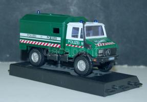 Német Unimog típusú rendőr autó modellje új állapotban 10,5x6x4,5cm-es méretben, műanyag talapzaton