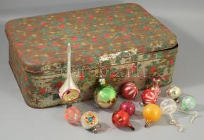 13 darab régi üveg fenyőfadísz, karácsonyi fém dobozban, kopott, 28x40 cm