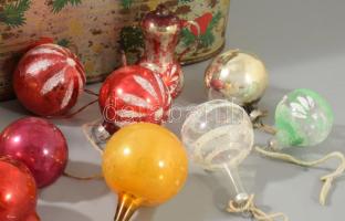 13 darab régi üveg fenyőfadísz, karácsonyi fém dobozban, kopott, 28x40 cm