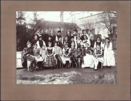 cca 1910 Lugos, fiatal színjátszók csoportja, kartonra kasírozott fotó Naschitz László lugosi műterméből, jó állapotban, 18,5x25,5 cm, karton: 25x33 cm