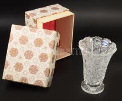Bohemia ólomkristály váza. Jelzett, hibátlan, eredeti dobozában, m: 16,5 cm