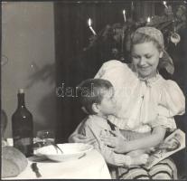 cca 1940-1944 Szép Ilonka, szül. Findura Ilona Jolán (1921-2003) színésznőt ábrázoló II. világháborús propaganda fotó, 23x24 cm