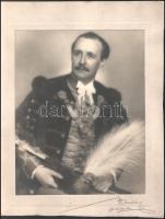 cca 1940 Beliczey Miklós (1901-1977) szolgabíró, Békés vármegye Törvényhatósági Bizottságának, valamint Békéscsaba város képviselő-testületének tagja, Békés vármegye főispánja (1939-től 1944-ig; a nyilas hatalomátvétel után lemondott a tisztségről), Békéscsaba város díszpolgára. Nagyméretű, kartonra kasírozott fotó, Ábrahám Béla békéscsabai fényképész jelzett felvétele, a karton széle vágott, 30x23,5 cm, teljes méret: 39x30,5 cm