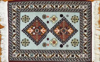 Kézzel készült szőnyeg, jó állapotban, 100x62 cm