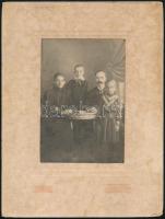 cca 1910 Családi portré, kartonra kasírozott fotó Farkas Testvérek marosvásárhelyi műterméből, foltos karton, 15×9,5 cm