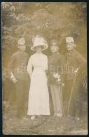 1913 "Fegyvergyakorlaton", katonák hölgytársaságban, fotólap, 14×9 cm