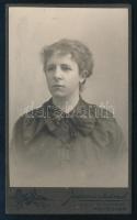 cca 1915 Női portré, keményhátú fotó a Joánovics testvérek kolozsvári műterméből, 10,5×6,5 cm