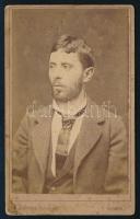 cca 1885 Férfiportré, keményhátú fotó Auerbach Miksa aradi műterméből, 10,5×6,5 cm
