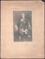 cca 1915 felpéczi Győry Loránd (1871-1926) gazdaságpolitikus, a Földművelésügyi Minisztérium alkalmazásában miniszteri osztálytanácsos, miniszteri tanácsos, majd helyettes államtitkár; a Friedrich-kormányban helyettes államtitkárként a Földművelésügyi Minisztérium megbízott vezetője (1919. aug. 7. - aug. 15.); a Vaskorona-rend III. osztálya, a Ferenc József-rend lovagkeresztje, illetve egyéb kitüntetések tulajdonosa. Kartonra kasírozott fotó, a hátoldalon feliratozva, kissé sérült karton, 17x10 cm, karton: 32x24 cm