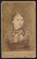 cca 1885 Női portré, keményhátú fotó Auerbach Miksa aradi műterméből, 10,5×6,5 cm