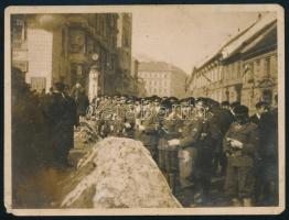 1940 Budai vár, ünnepség a honvéd szobornál, Zrínyi kolónia, hátoldalon feliratozott fotó, 9×12 cm