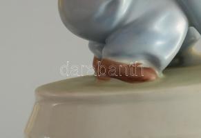 Zsolnay búgócsigás lány Terv: Sinkó. Kézzel festett, jelzett, 16x12 cm