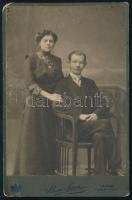cca 1915 Házaspár portréja, keményhátú fotó Urai János aradi műterméből, karton sarka sérült, 16,5×10,5 cm