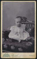 cca 1895 Kisgyerek portréja, keményhátú fotó Kossak aradi műterméből, 10,5×6,5 cm
