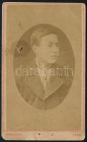 cca 1880 Férfiportré, keményhátú fotó Drescher aradi műterméből, sérült, 10,5×6,5 cm